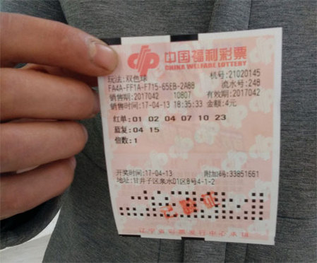 生日会上王源表演了不同风格的劲歌热舞，并与粉丝亲切互动。