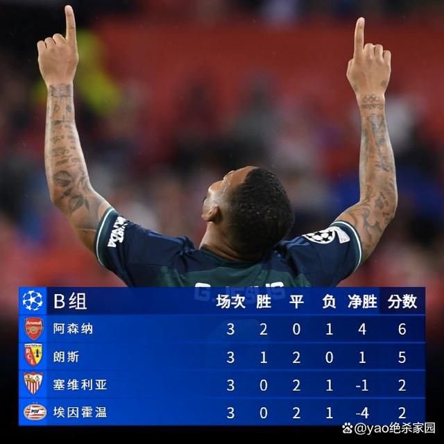 景甜置身花海，身穿玫瑰草莓连衣裙配上同色系唇色，气质绝佳，甜美清新，单束高马尾发型又添俏皮，整组大片真是应了她“人间富贵花”的称呼。