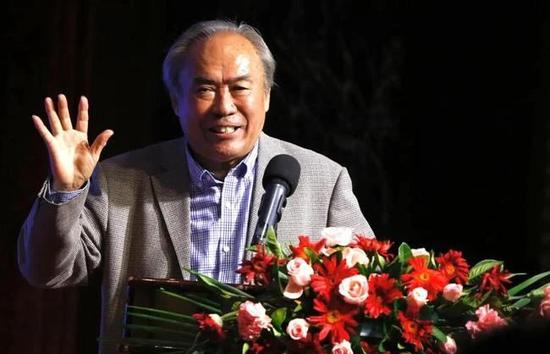 欧阳娜娜和任敏姐妹情深，手牵手出场，两人的裙摆“一黑一白”搭配出不俗气质。