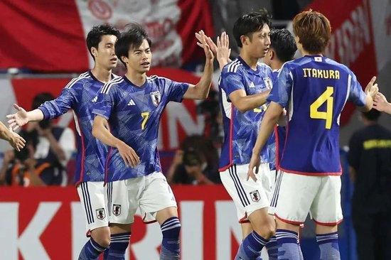 2025暑期档累计票房突破50亿 单日票房达2.94亿 2025-07-27 根据票务平台数据显示，截至7月27日11时19分，2025年暑期档总票房（含预售）破50亿，单日票房连续十天破亿，7月26日单日票房破2.94亿，观影人次达792万，创2025年暑期档单日票房新纪录。