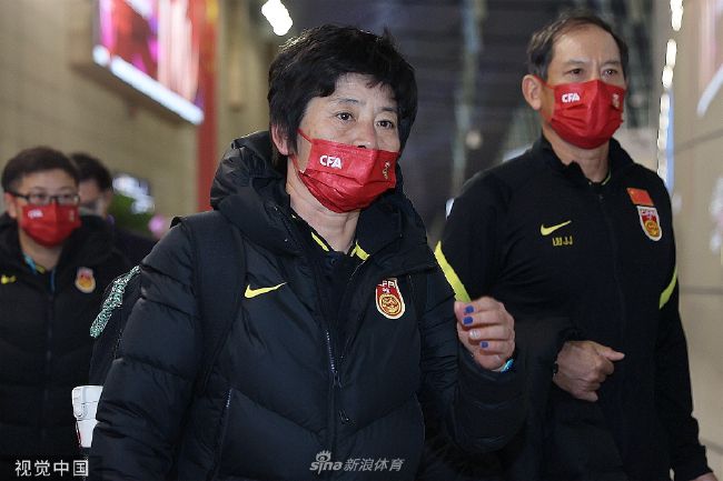 泰勒·斯威夫特剪发后现身 举手投足显成熟妩媚 2014-02-13 当地时间2月12日，洛杉矶，泰勒·斯威夫特出现在机场，这是她自从剪掉长发后第一次出现在公开场合，不同于以往长发飘飘的她，短发的斯威夫特看起来更加成熟，一举一动散发出小女人的魅力。