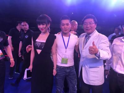所以不难看出，拍摄现场对墨菲的造型“严防死守”，但依旧难逃狗仔的镜头。