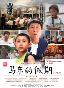现场斯威夫特身穿银色亮片短裙光彩照人，露纤细美腿显高挑身姿。