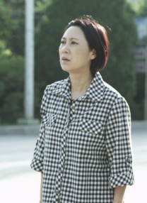 ”网友看到后则纷纷隔空调侃黄晓明，“黄教主，这样‘三心两意’好吗 北影96级聚会苏炸！