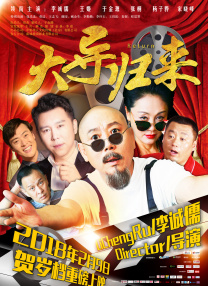 海伦娜先是以一身富有设计感的黑色褶皱衫亮相后，随后在现场换上紫色碎花连衣裙。