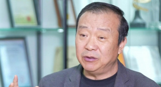 编剧唐瑗表示，《争宠》在表现女模特之间的 张婧仪发布三张片场照 宣布新作《惜花芷》杀青 2023-08-31 8月31日，演员张婧仪发布三张片场照，宣布自己参演的最新古装爱情剧《惜花芷》杀青，并配文：“花家的事，等我说给你听。